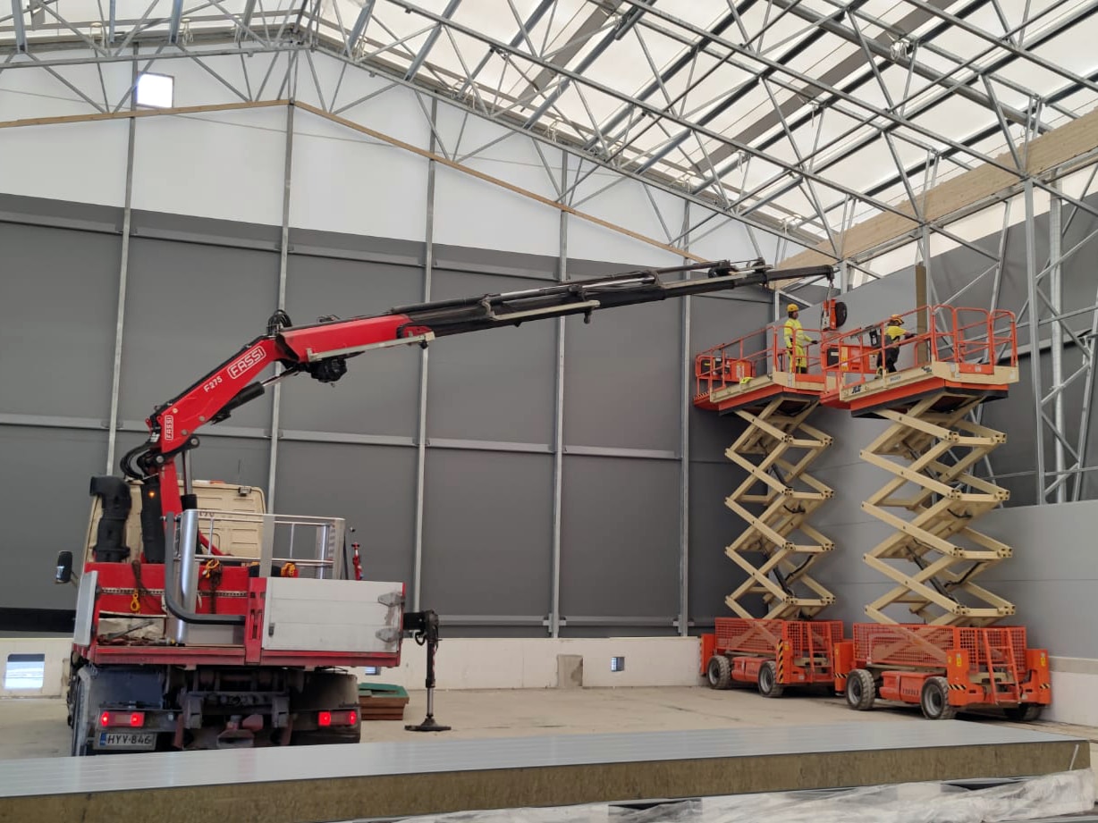 PVC-hallien ja kuorielementtihallien huolto ja korjaus.