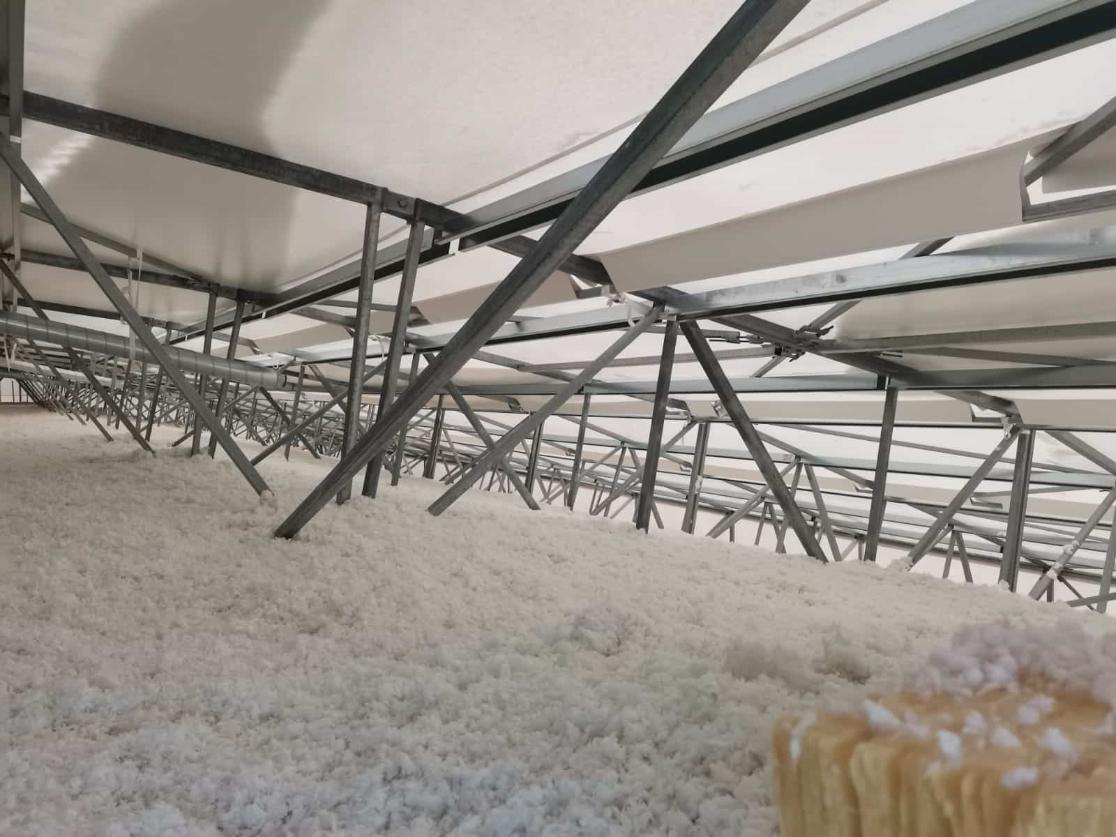 Eristetty PVC-halli.