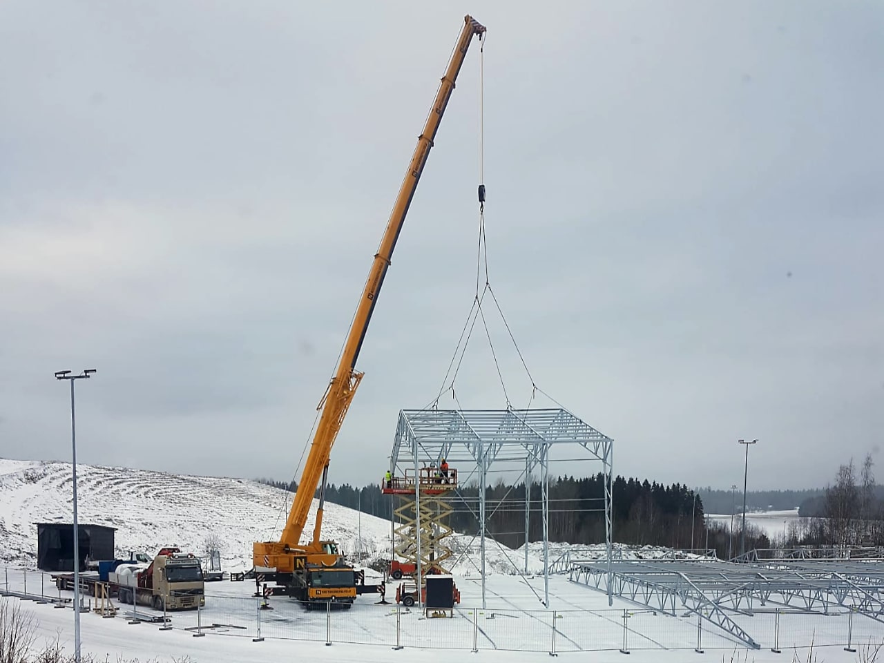 PVC-hallin asentaminen talvella.